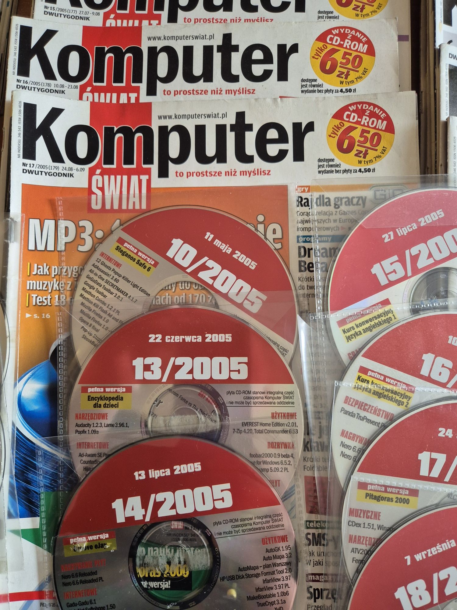 Komputer Świat 25 numerów rocznik 2005 plus 18 CD