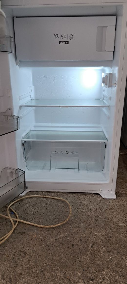 Lodówka wolnostojąca.