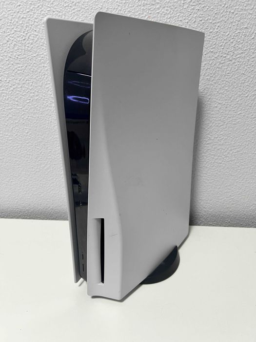 PS5 c/ disco + 2 comandos (Volcanic Red c/ garantia + branco original)