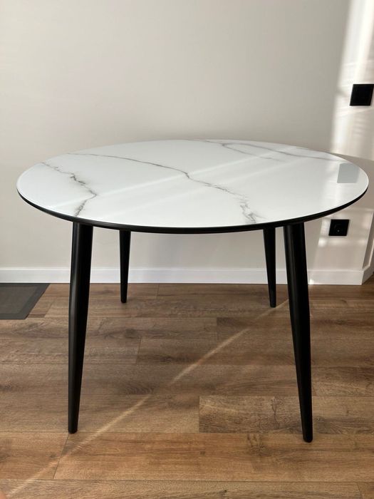 Новий круглий стіл.