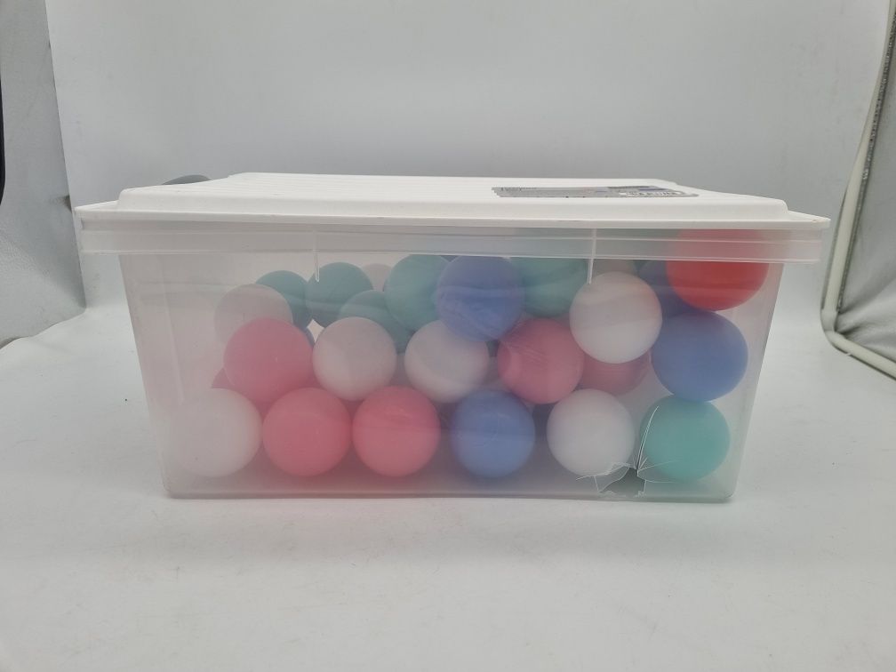 Pudełko z plastikowymi piłkami