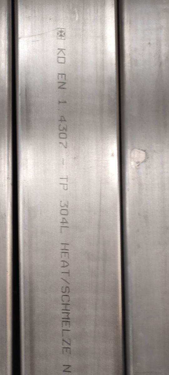 Профільна труба з нержавіючої сталі 100×100×3 ми довжиною 2, 13 метра.