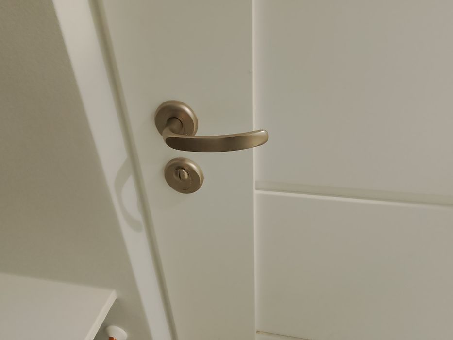 5 sztuk klamek satynowych 3 na klucz i 2 łazienkowe