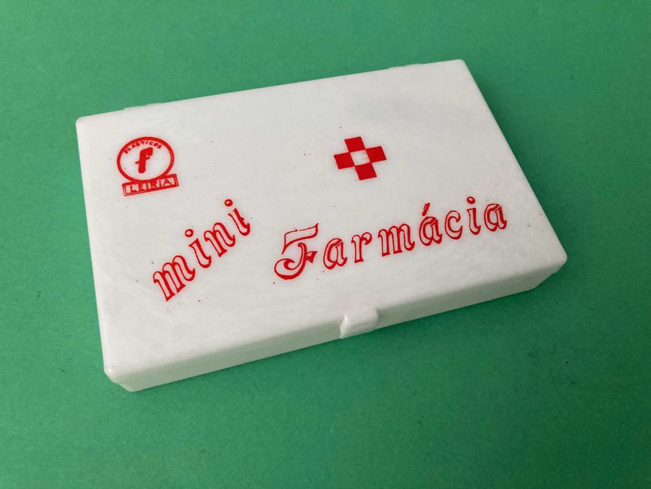 Mini Farmácia Anos 70/80 com frascos Plásticos Leiria