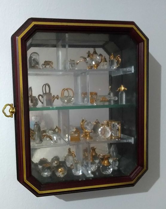 Coleção de miniaturas em cristal e dourado