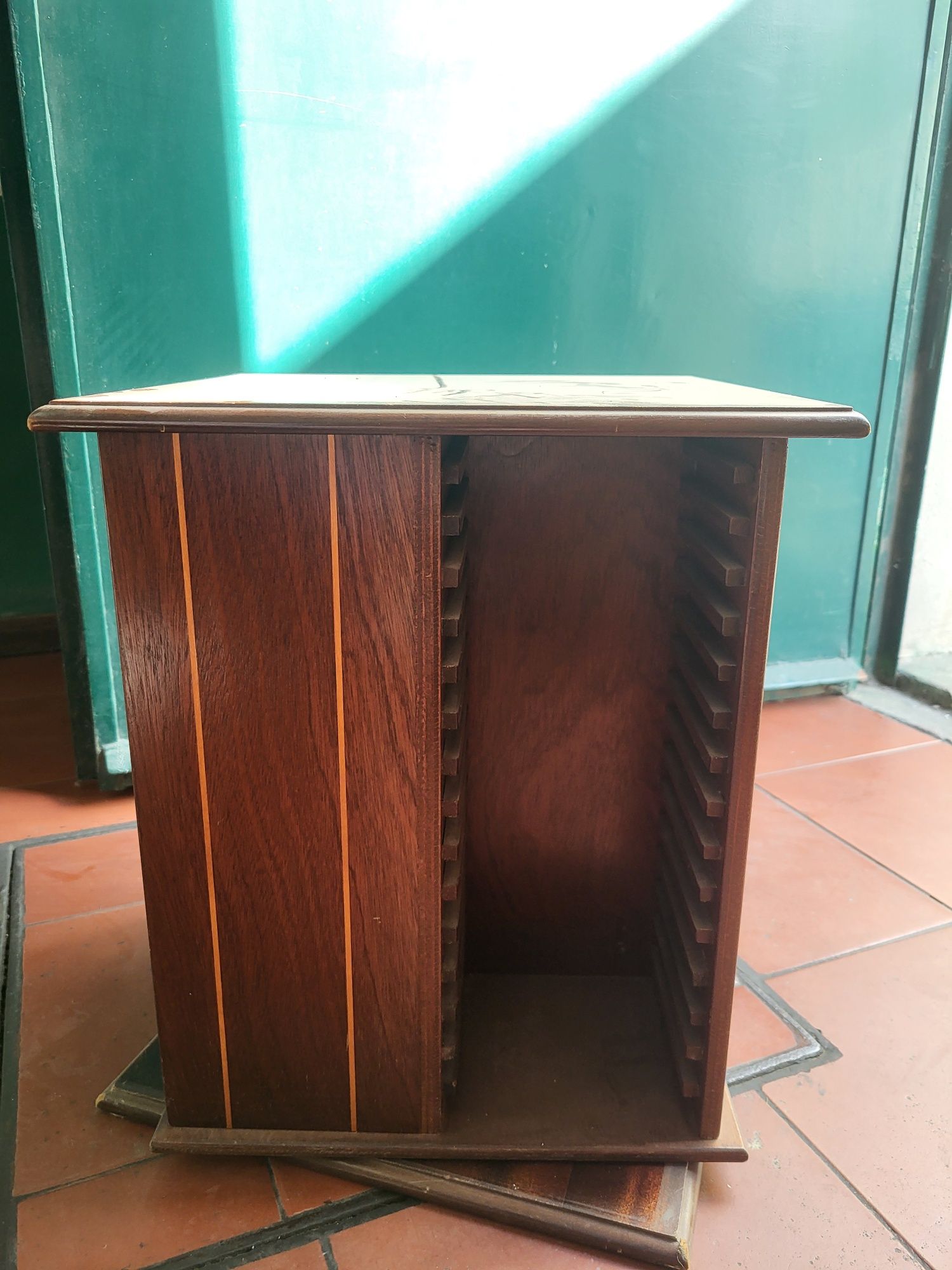 Suporte Rotativo de CD's em Madeira