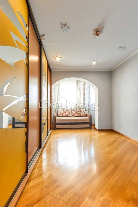 Продаж 3-кімнатної квартири з ремонтом вул. Анни Ахматової