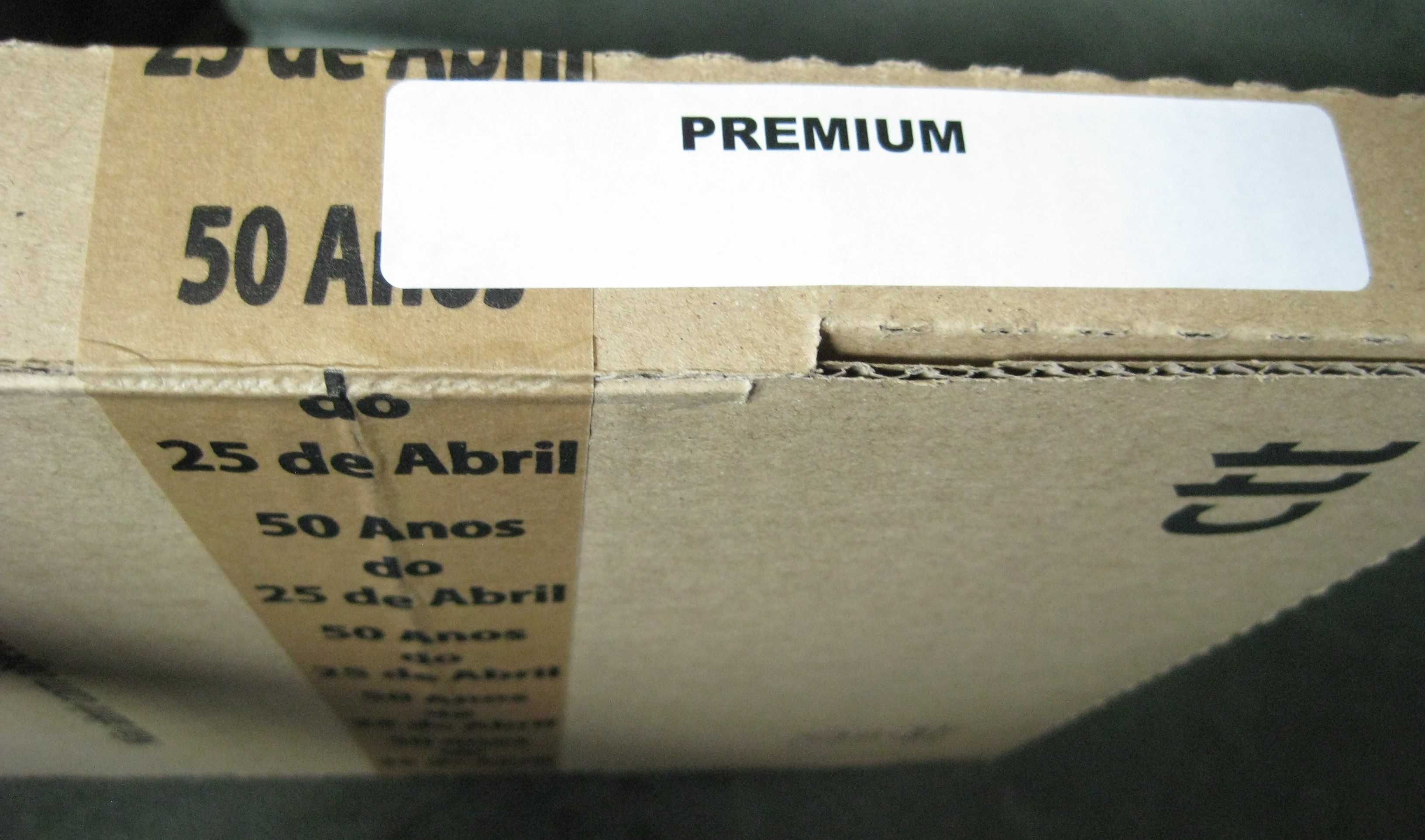 25 Abril 50 Anos Democracia - Livro CTT PREMIUM c/ Selo Ouro 1ª edição