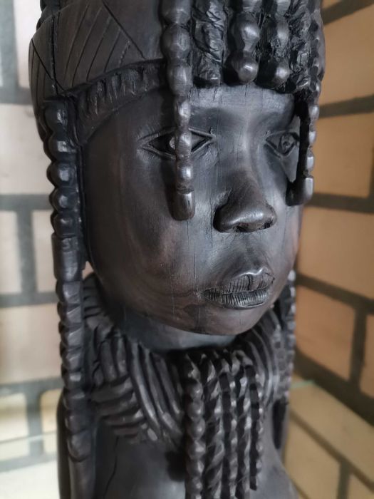 Peça escultura busto senhora africano angolano