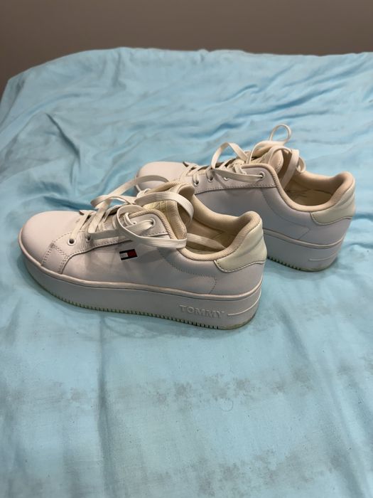 Кросівки tommy hilfiger жіночі. Взувала 4 рази, на платформі, р. 40