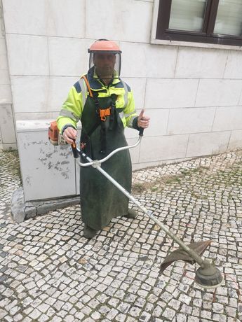 Corte de ervas e desmatacao de terrenos em Lisboa e arredores