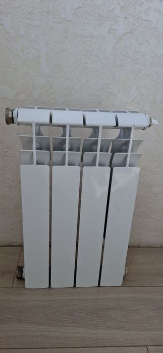 Продам батарей 4 секцій нова