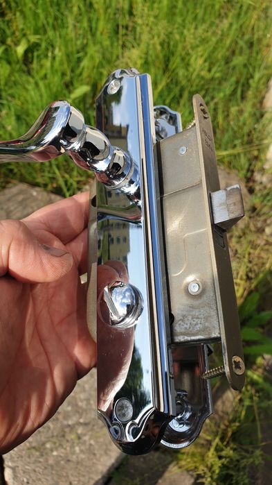 Klamka szyld z zamkiem do drzwi łazienkowych