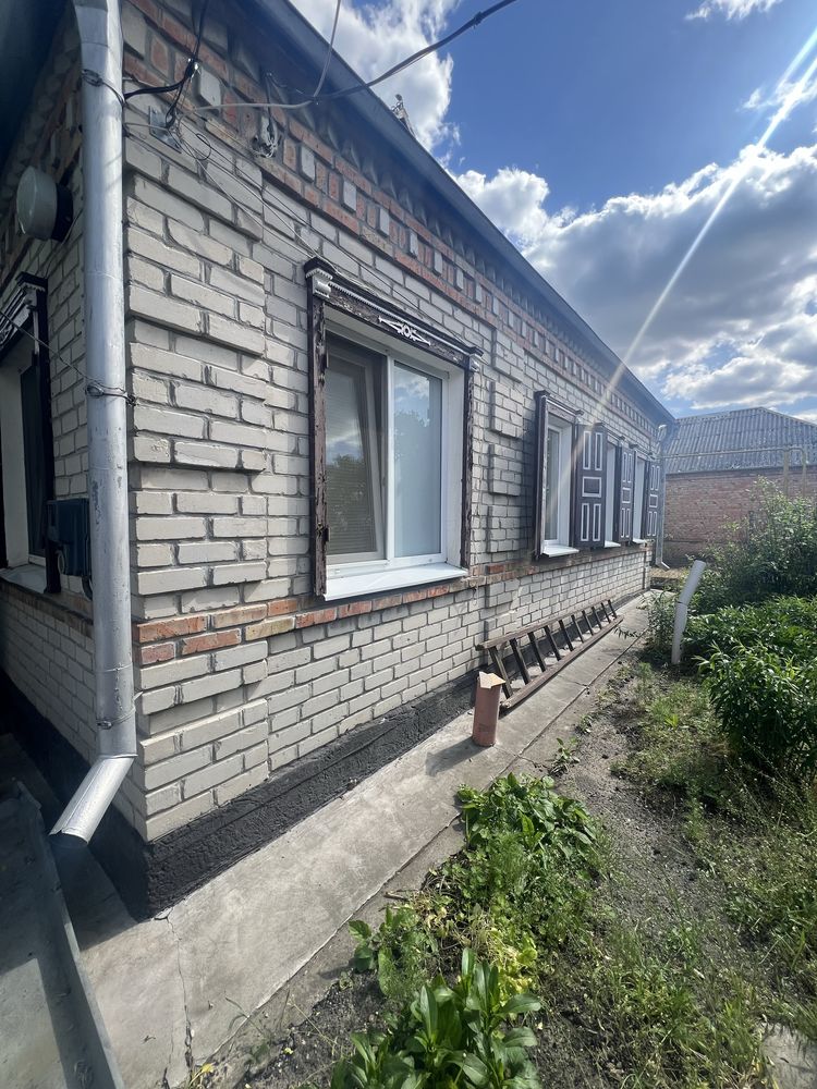 Жилой, кирпичный дом в городе