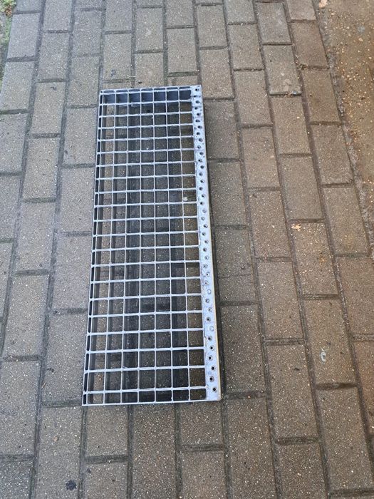 Stopień schodowy metalowy