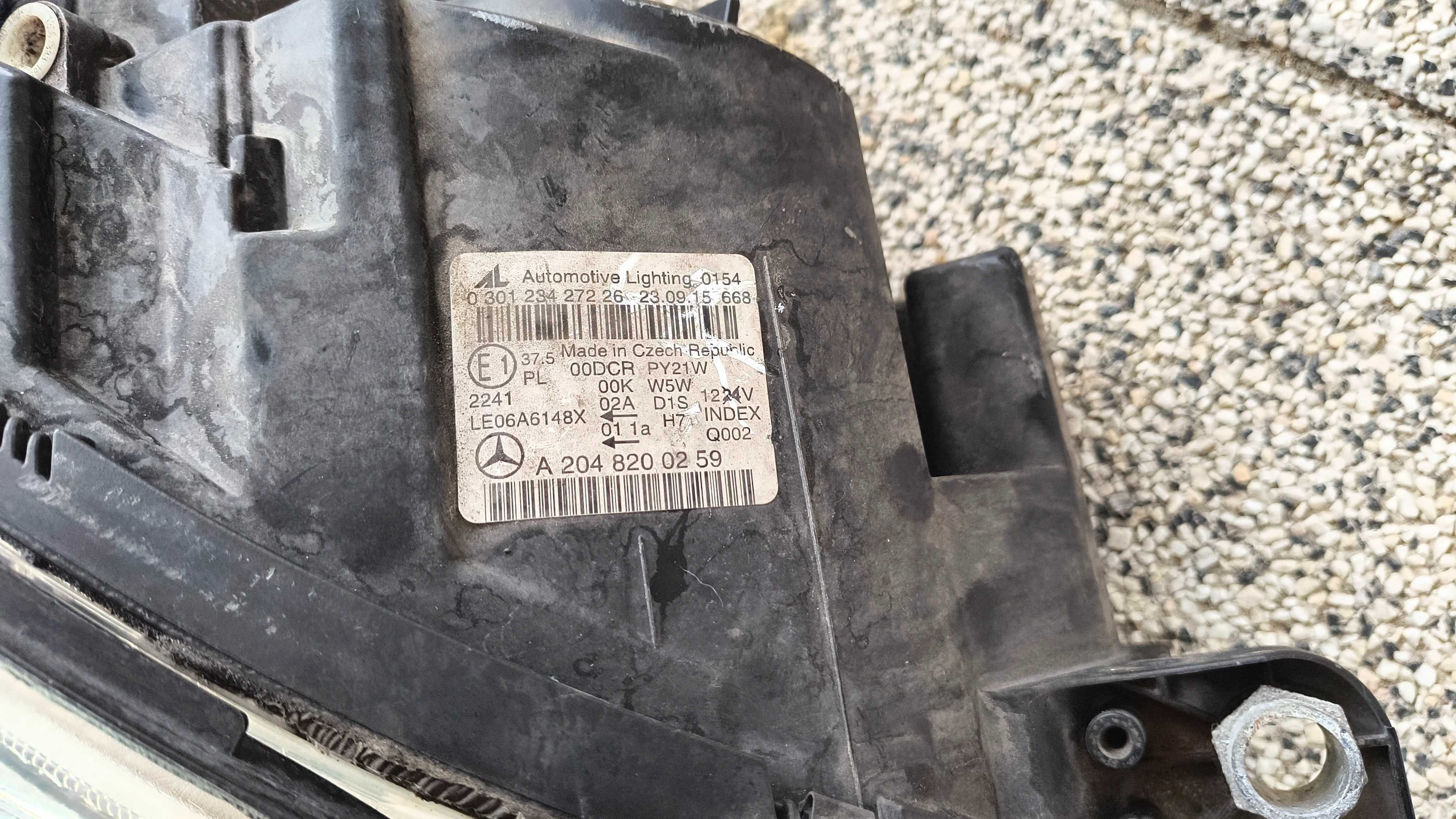Lampa przednia prawa bixenon  C-klasa W204  nie skrętny  ładna
