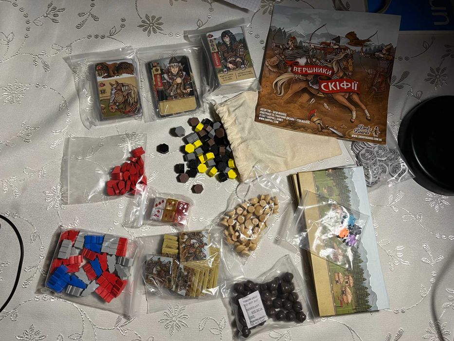 Настільна гра Вершники Скіфії картки у протекторах