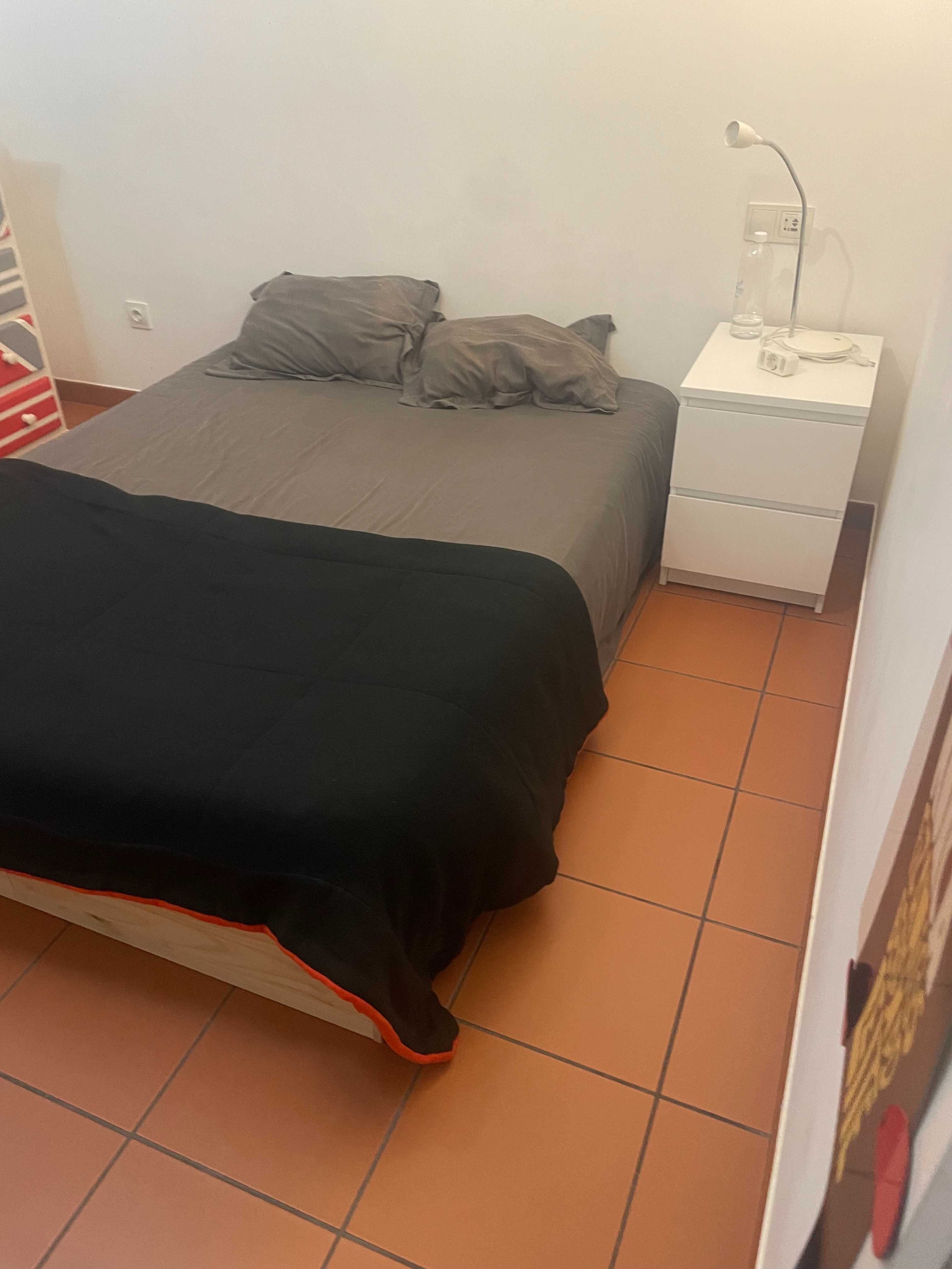 Cama de Casal com Estrado+Colchão e Arrumação