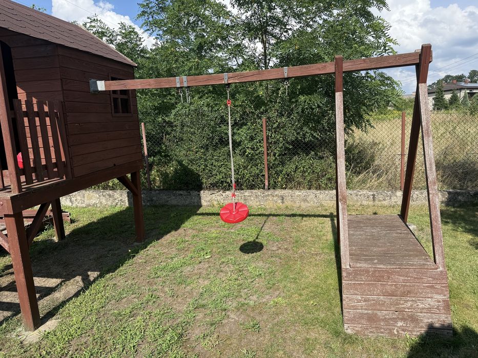 Drewniany domek dla dziecka