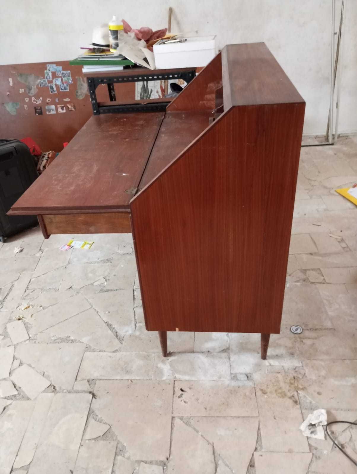 Comoda e secretária de quarto
