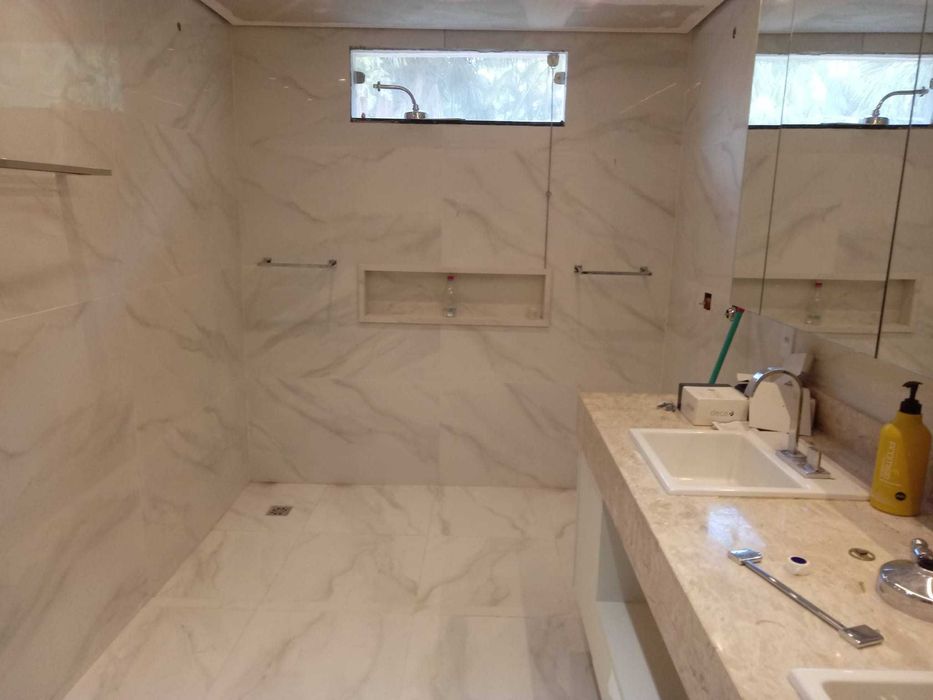 Pedreiro especializado em reformas, azulejos e reboco .