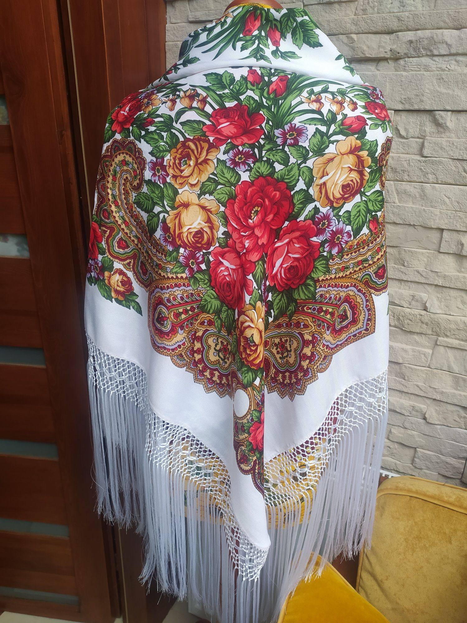 Chusta góralska z jedwabnymi frędzlami.