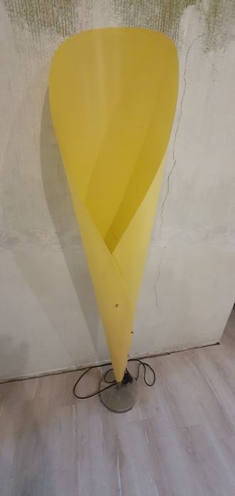 Торшер стоячий на підлозі