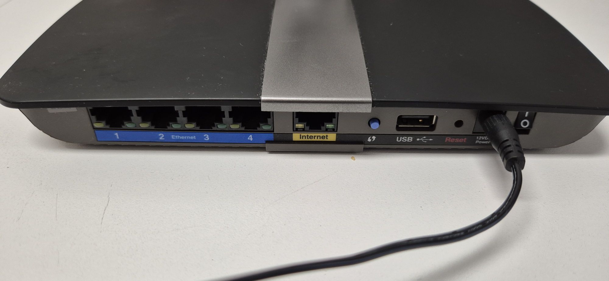 Router Cisco linksys EA 4500 Wi-Fi com fonte de alimentação