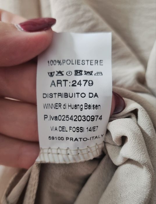 Macacão bege comprido, com folhos nos ombros. TU