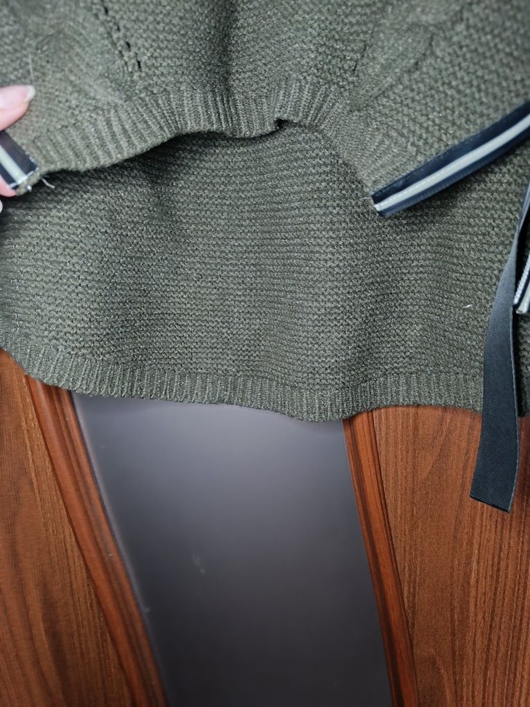 Sweter z ozdobnymi zamkami
