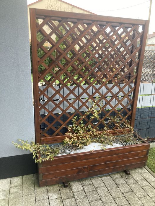 Drewniana donica z pergolą, kratownicą