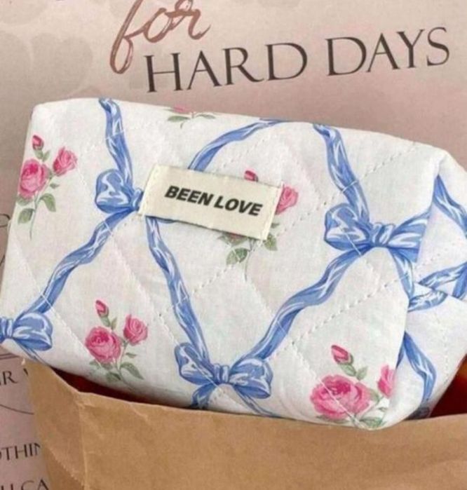 Косметичка з бантом та дизайном троянди, стильна та портативна.