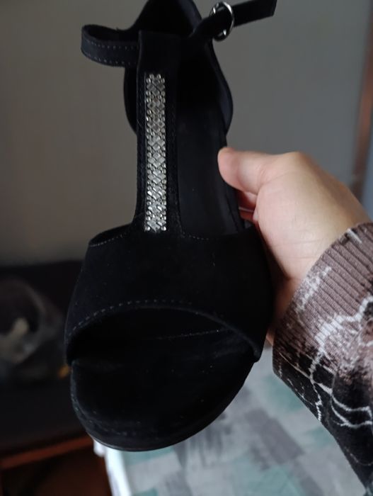 Buty czarne na obcasie