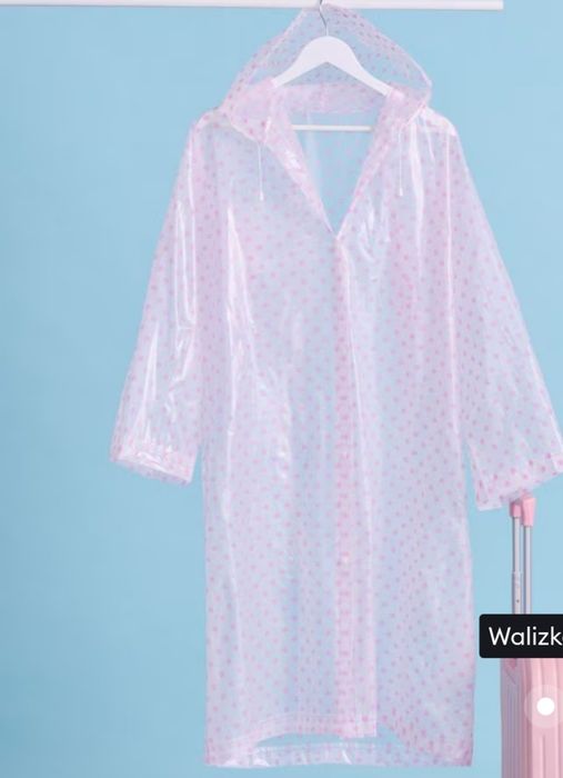 Nowy płaszcz przeciwdeszczowy damski z kapturem marki Sinsay.