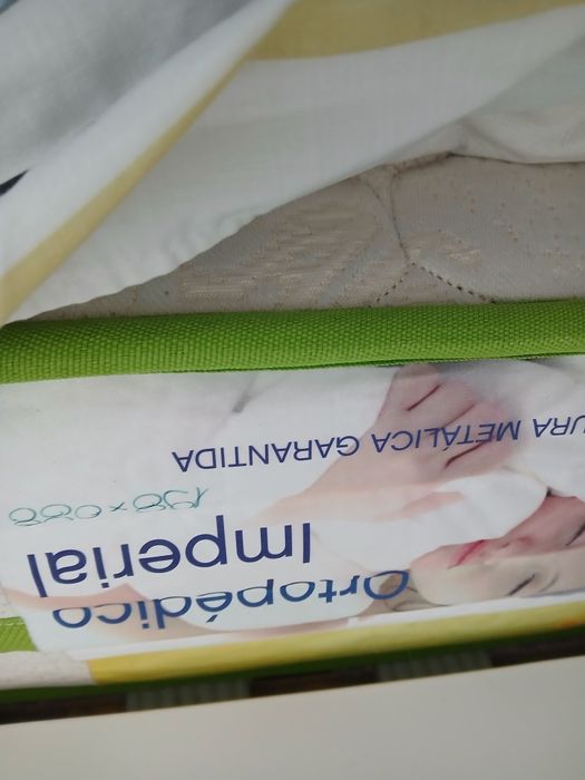 Cama com colchão, cómoda e mesa de cabeceira