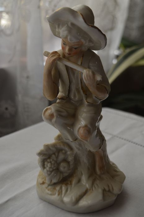 figurka porcelana chłopiec