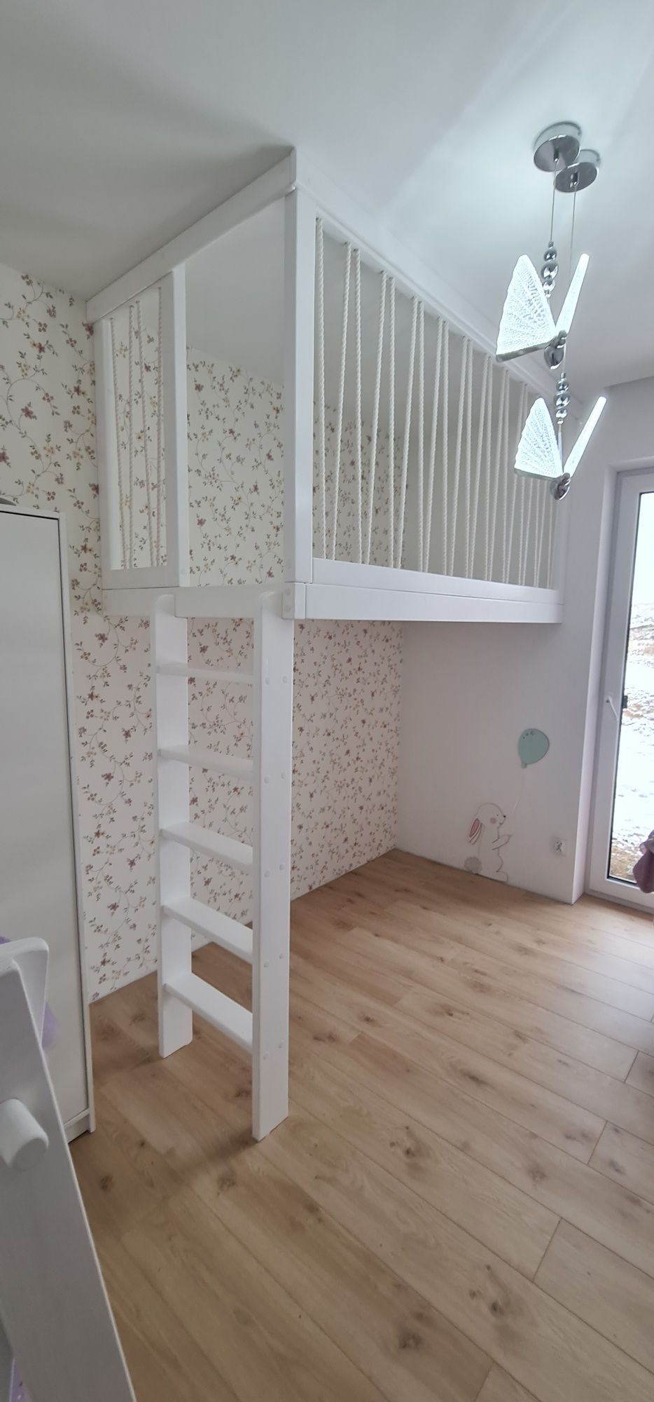 Łóżko piętrowe na antresoli z liną