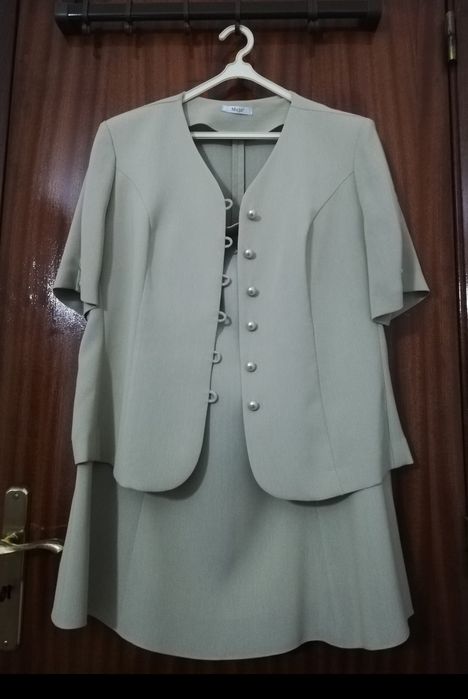 Fato cerimónia bege