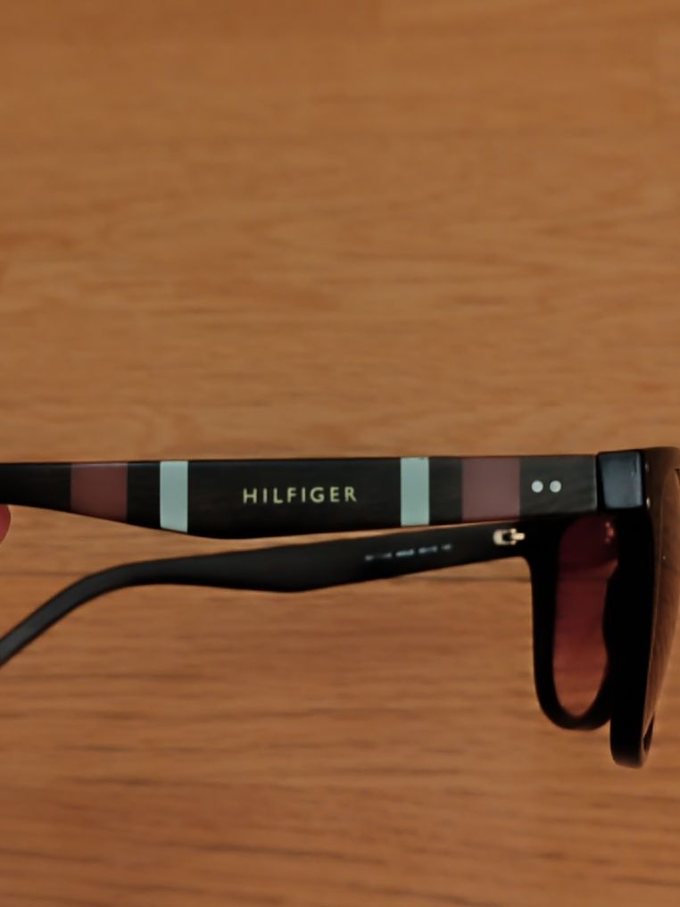 Óculos de sol Hilfiger