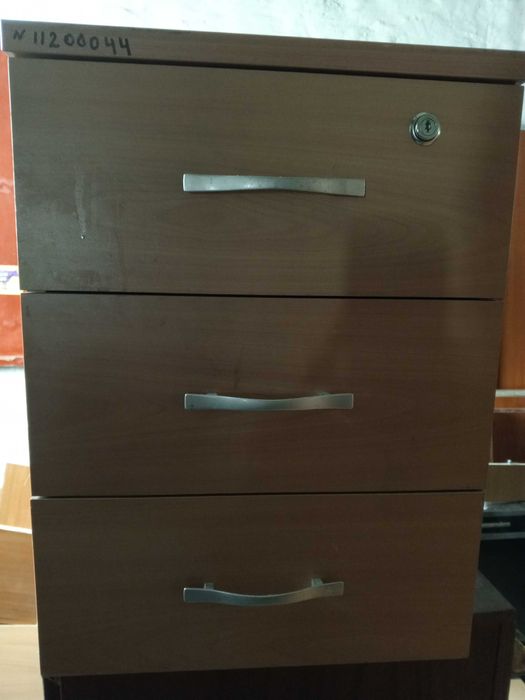 Офісні меблі (на декілька кабінетів)