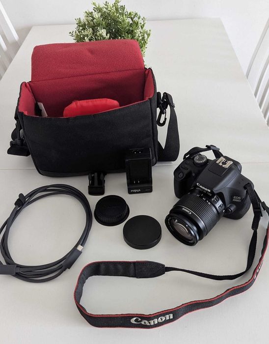 Câmara Canon EOS 2000D + Objetiva 18-55mm