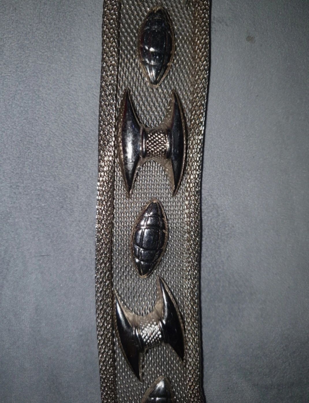 Metalowy pasek z nitami 80 cm