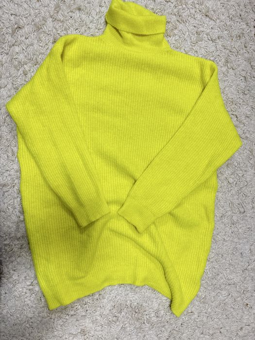 Яскравий теплий світер