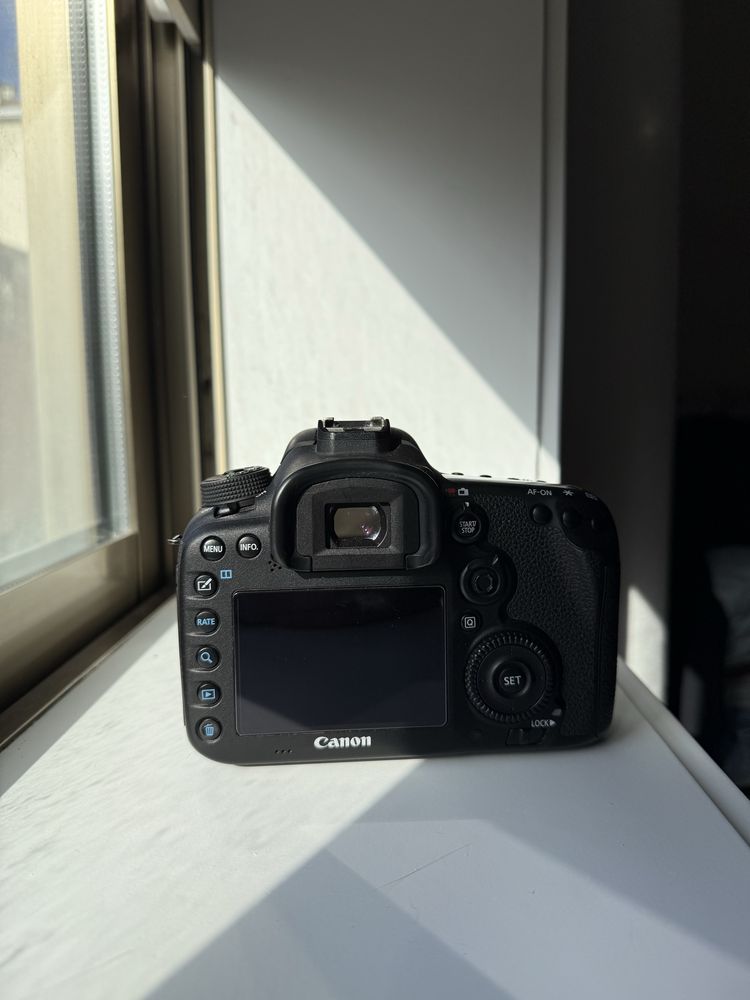 Canon 7D Mark II + lente EF-S 18-135 mm