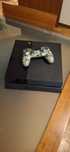 PlayStation 4, com um controle e um jogo
