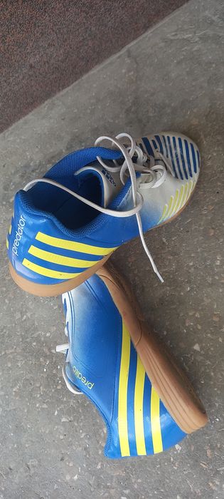 Спортивні кросівки