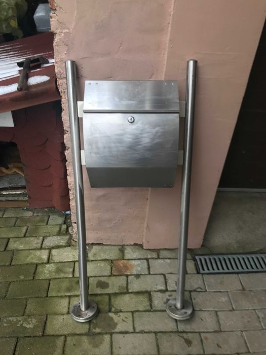 Stojąca skrzynka na listy ze stali nierdzewnej