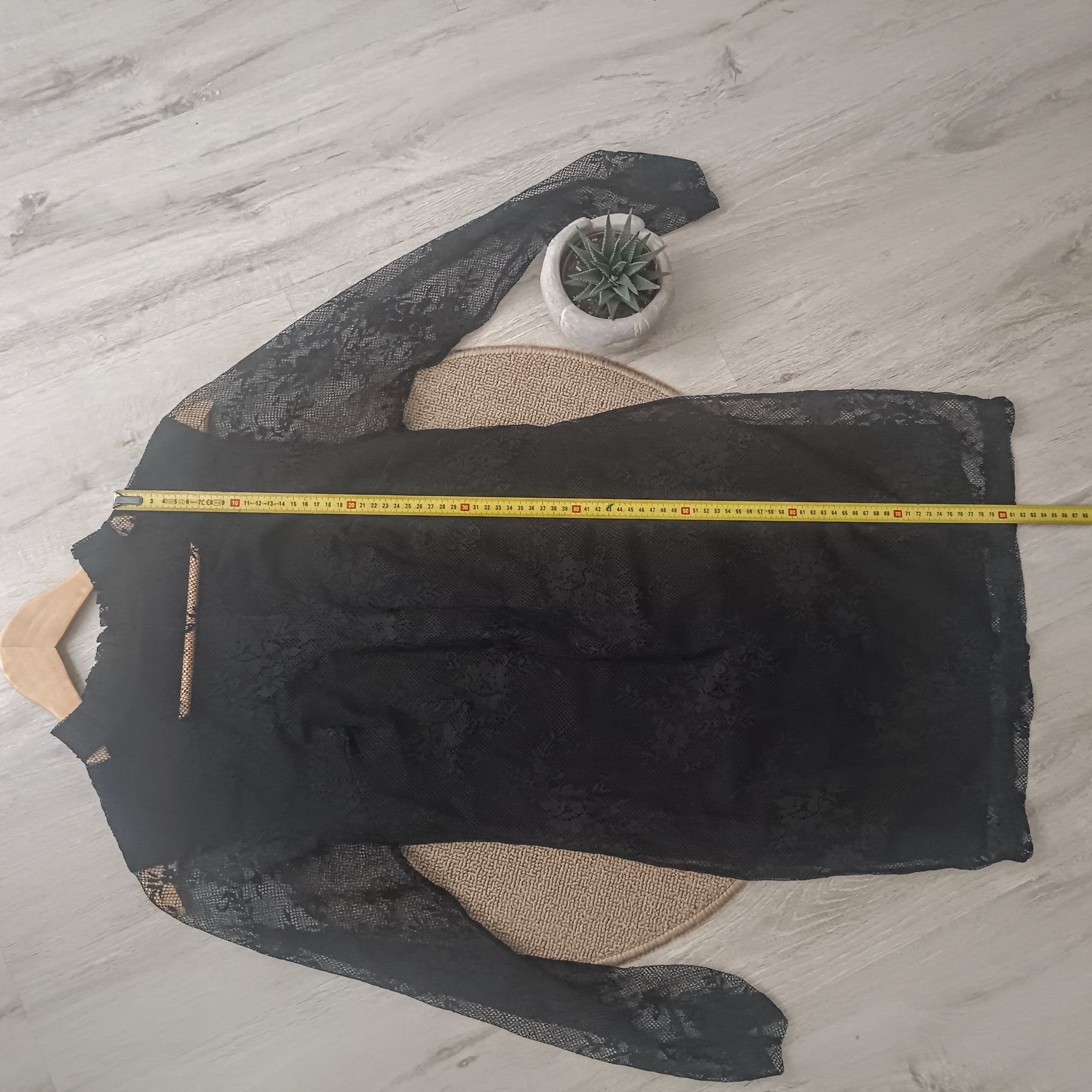 Sukienka z koronką, czarna, dekolt serek, rozmiar M / 38