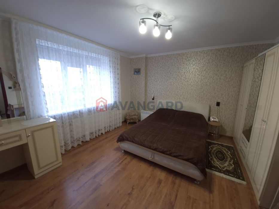 Простора двокімнатна з видом на Дніпро