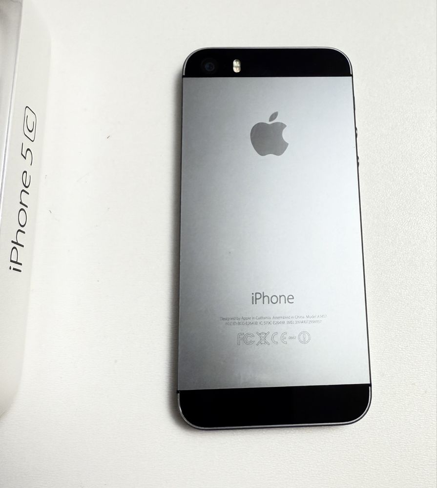 Stary telefon kolekcjonerski Iphone 5s
